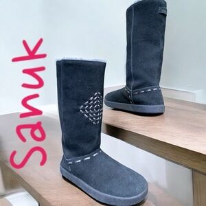 Sanuk “TOASTY TAILS” BLACK SUEDE/ FAUX FUR LINED BOOTS, SIZE 7.5. Excellent cond